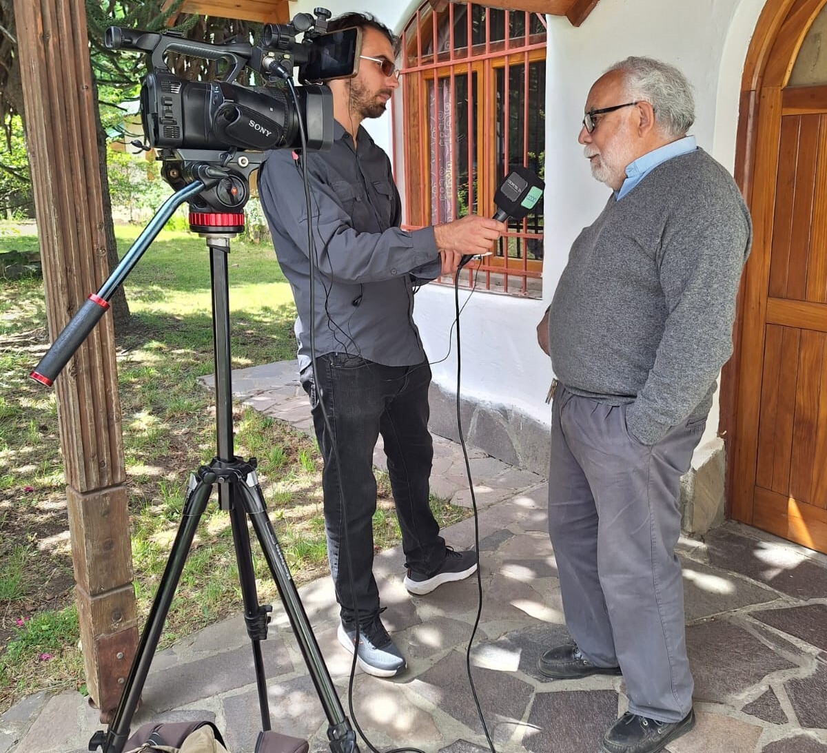 pepe con los medios.jpg