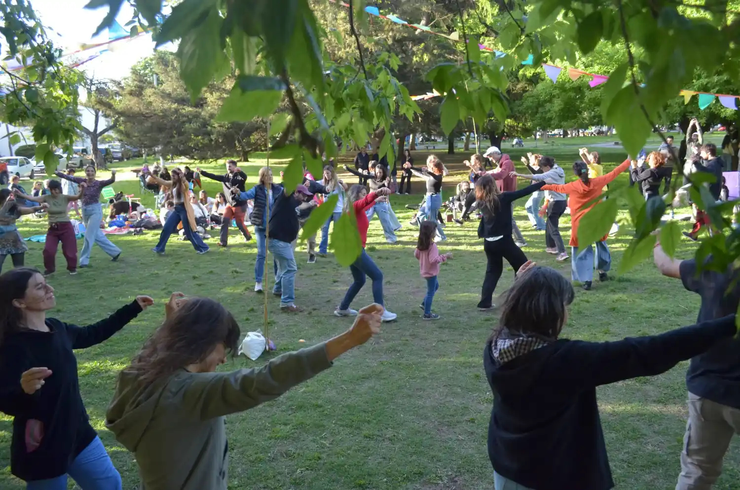 Todos a bailar: La Pequeña Peña y su propuesta de que el folklore se vuelva encuentro en la plaza