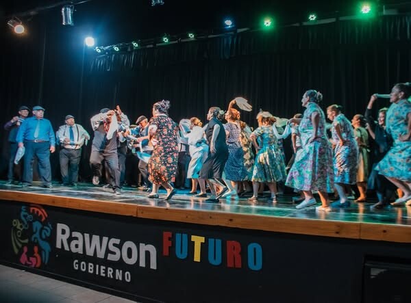 La Municipalidad de Rawson celebró con éxito el cierre de los Talleres de Cultura en el Teatro Oscar Kummel.