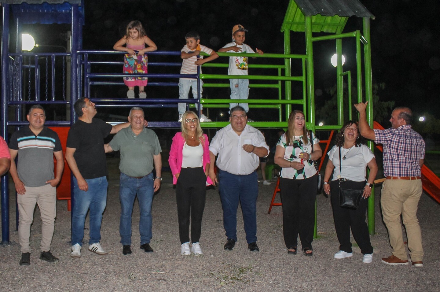 A pedido de los vecinos, la Municipalidad de Ullum encaró junto a trabajadores ulluneros y el apoyo de Golden Mining una necesaria intervención urbana en la Plaza del Barrio Grimalt.