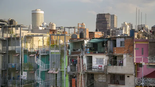 pobrezajpg.webp La pobreza bajó y perforó el 40% en el segundo semestre de 2024