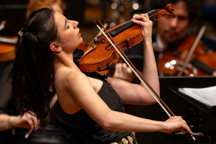 Pilar Policano: la notable violinista argentina toca hoy en la Facultad de Derecho UBA