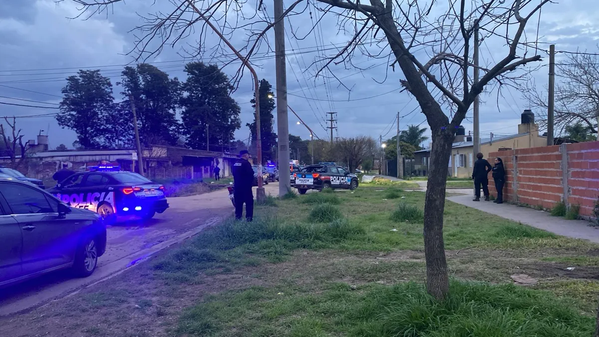 Santa Fe: un policía se atrincheró en su casa de barrio Nueva Esperanza y hay un fuerte operativo