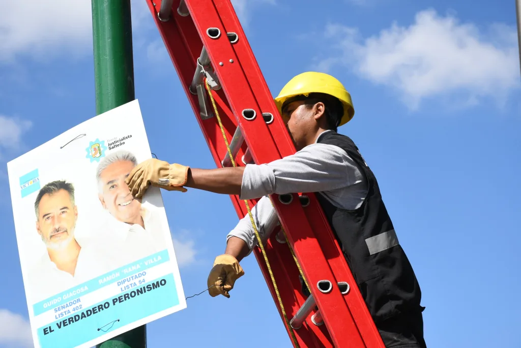 politicacarteleria-1024x683.webp La Municipalidad comenzó con el retiro de carteles políticos