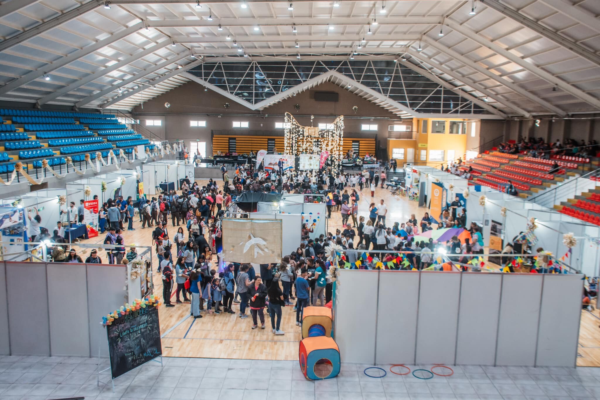 En el marco de la Feria del Libro en Rawson se conocieron  las escuelas ganadoras del Limpiatón, una iniciativa que impulsa el compromiso de nuestros jóvenes con el cuidado del medio ambiente.