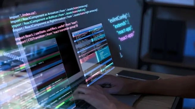 -programacion-con-codigos-en-la-computadora.jpg Código abierto: una lógica de desarrollo colaborativo y un talento argentino que crece