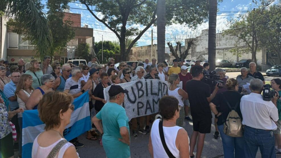 Médicos y jubilados se manifestaron en PAMI Córdoba por reclamos de prestaciones y aportes