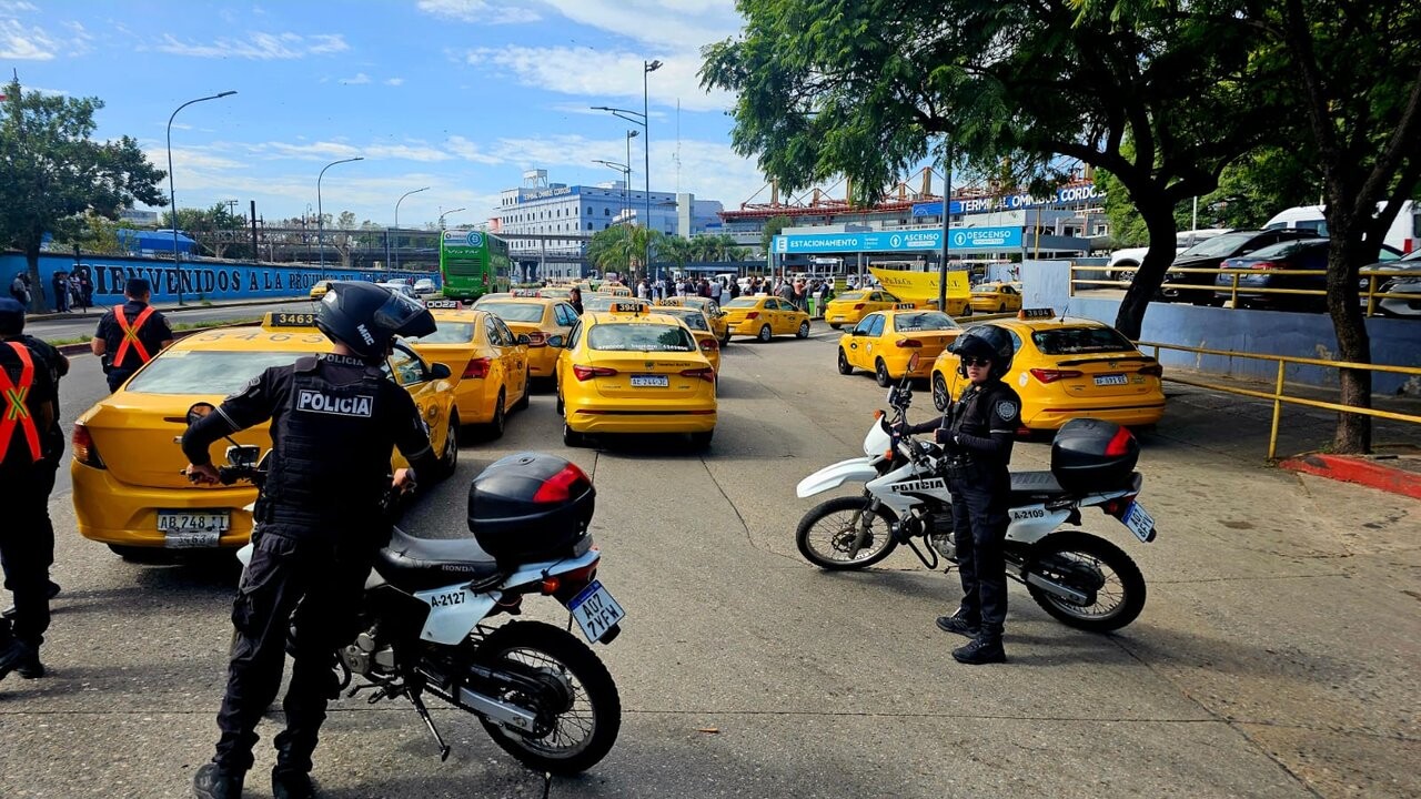 Protesta de taxistas en Córdoba contra aplicaciones de transporte