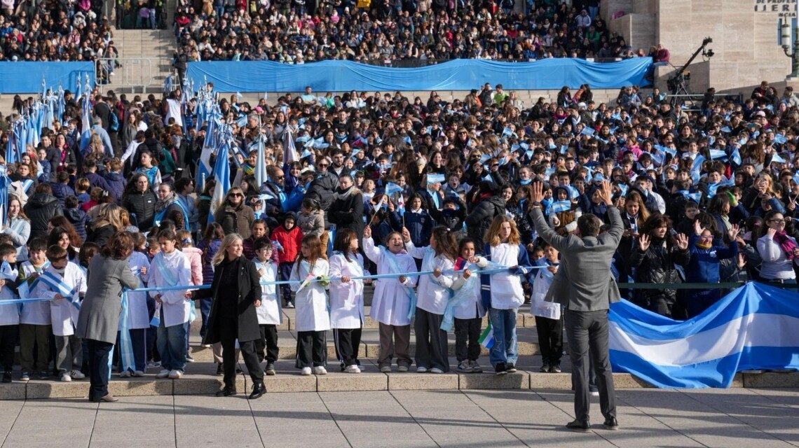 pullaro banderas.jpeg Pullaro Encabezó El Acto De Promesa De Lealtad A La Bandera Ante Más De 8.000 Alumnos De Todo El País