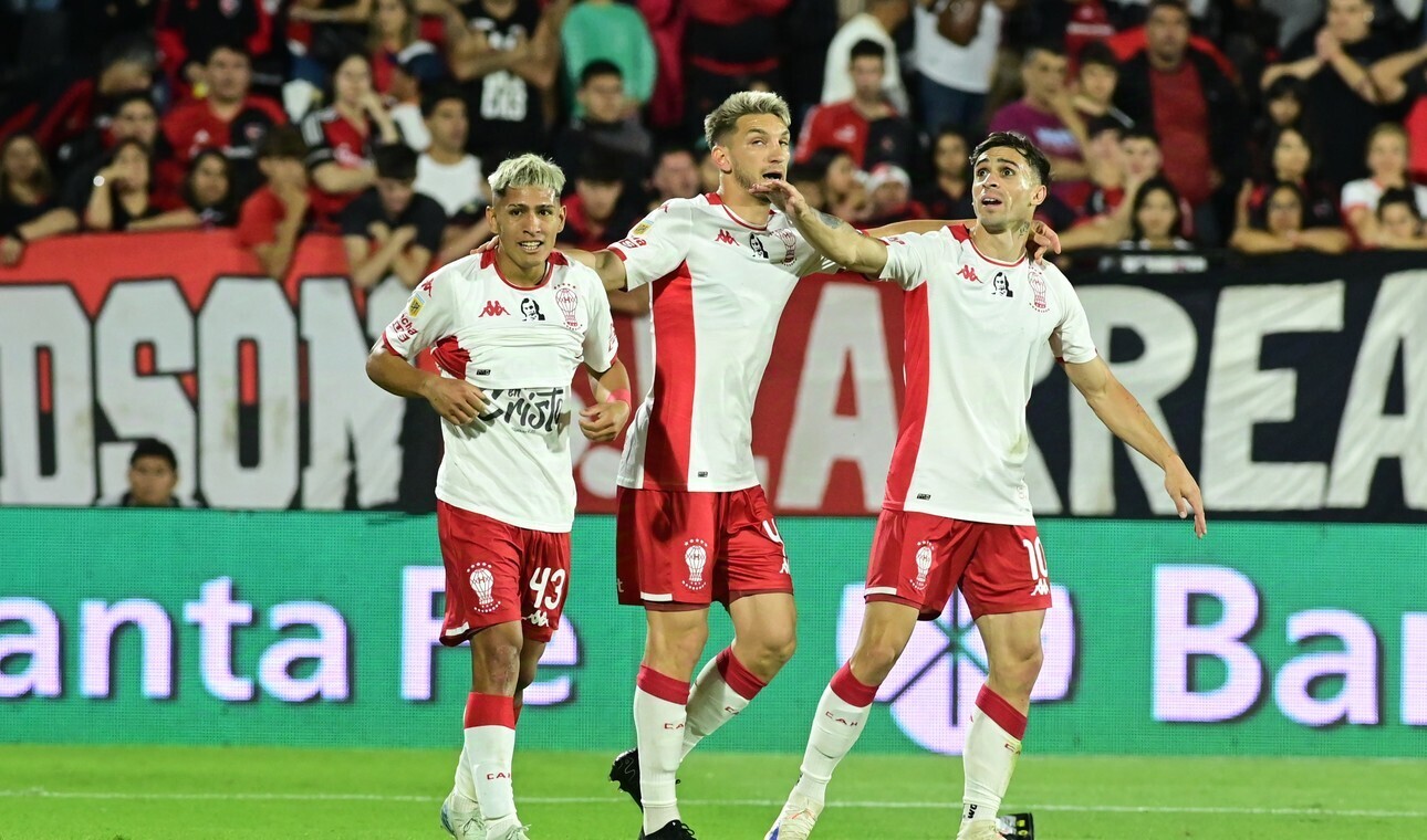 Huracán fue contundente ante Newells y alcanzó a Vélez en la punta