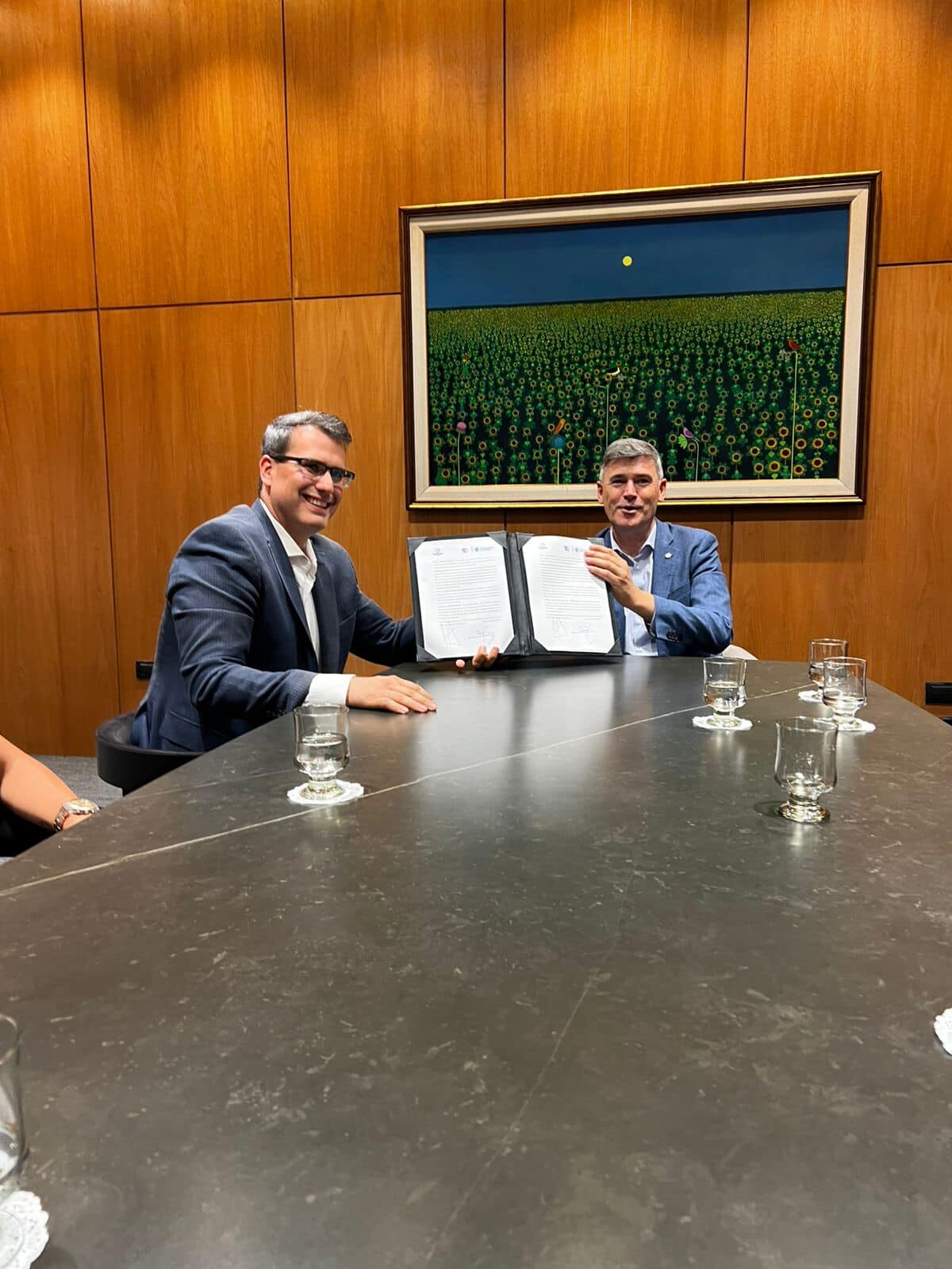 La Municipalidad de Rawson firmó un convenio de cooperación con la Municipalidad de Córdoba que permitirá adquirir mobiliario urbano a costos significativamente más bajos que los valores del mercado.