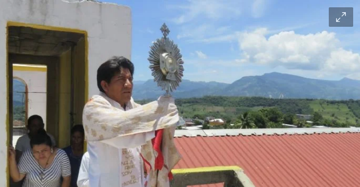 Chiapanecos colocan altar en memoria del sacerdote Marcelo Pérez y exigen justicia tras su asesinato