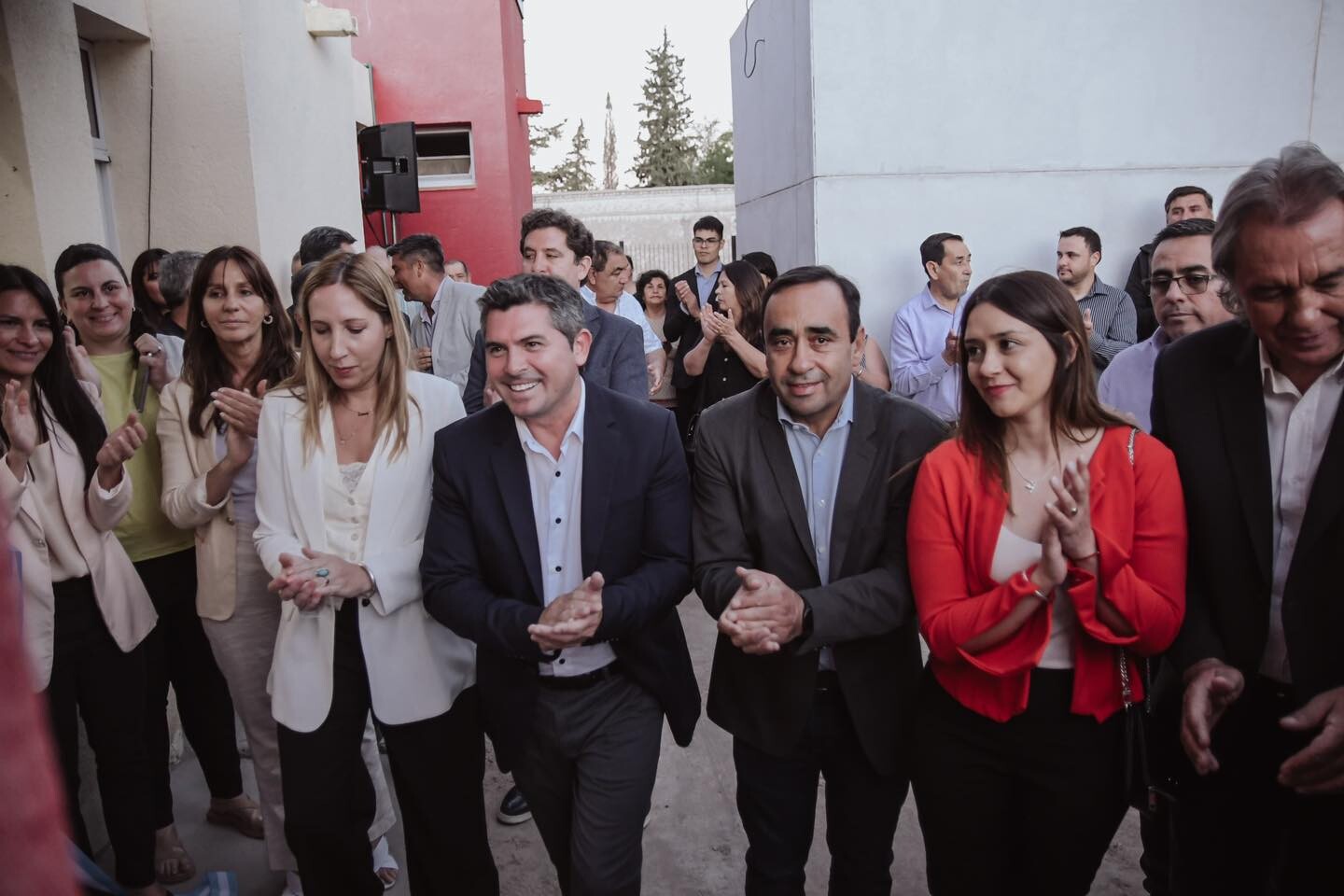 El intendente de Iglesia,Jorge Espejo, acompañado por el gobernador Marcelo Orrego inauguró la delegación del Registro Civil en Las Flores.
