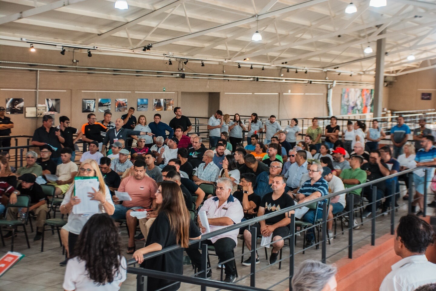 Con una convocatoria que superó todas las expectativas, la Municipalidad de Rawson, en conjunto con la Caja de Acción Social, llevó a cabo la subasta pública de 22 vehículos municipales en el Complejo La Superiora
