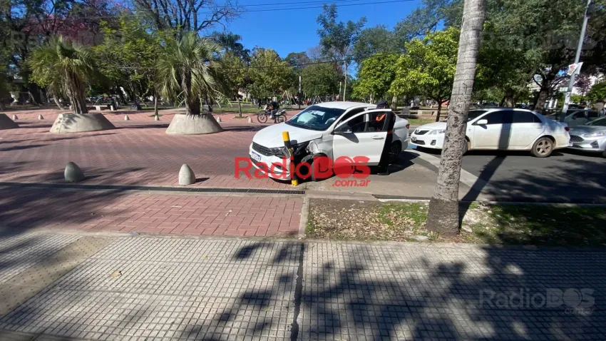 remis.webp Corrientes: remisero se descompensó y chocó contra un parante de seguridad de una escuela