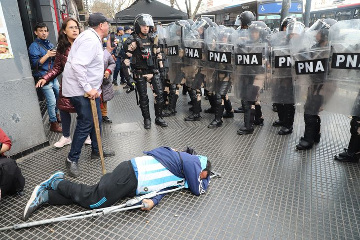 La Policía Federal reprimió marcha de jubilados en Buenos Aires: al menos dos detenidos y varios heridos