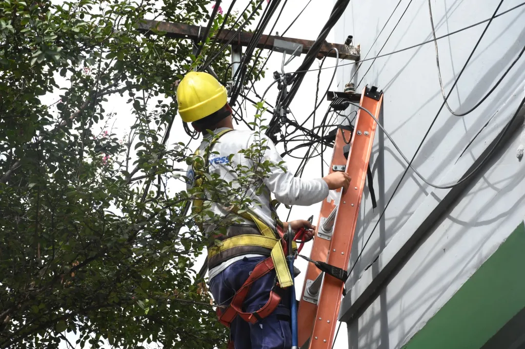 retiro-de-cables-en-desuso-04-1024x682.webp Municipalidad de Salta: Mañana habrá cortes de calles por retiro de cables en desuso