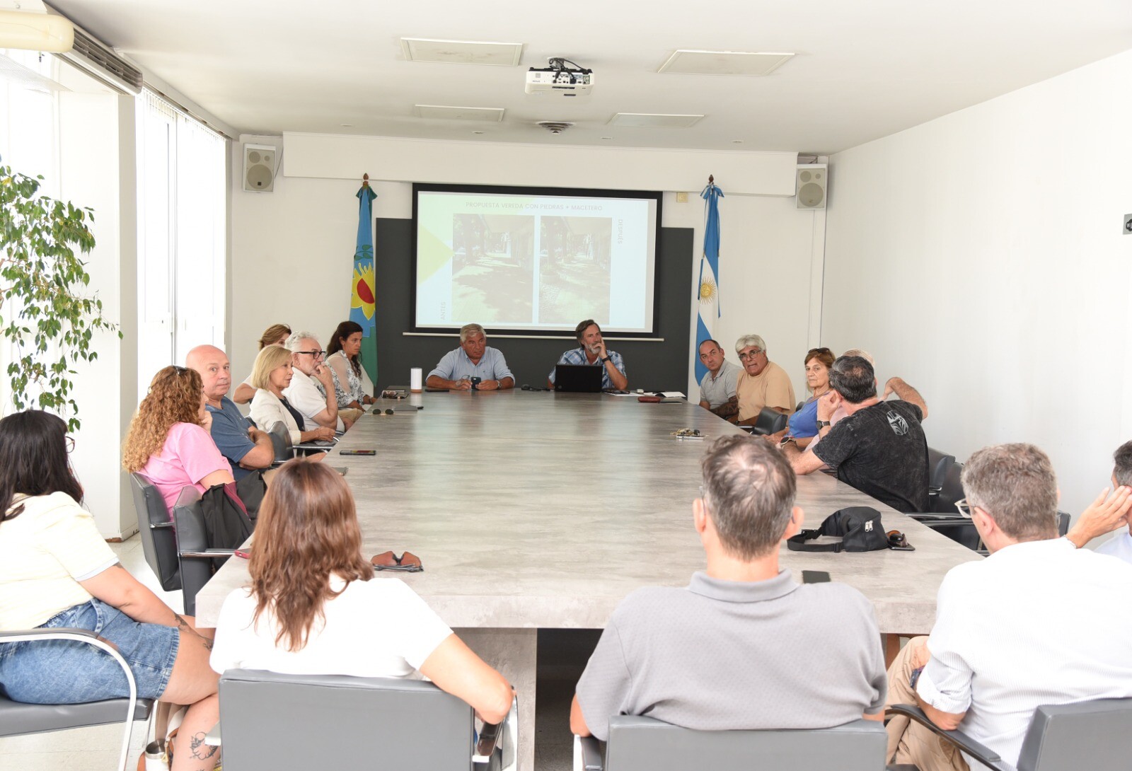 El Municipio presentó en la Cámara Empresaria el proyecto de construcción de veredas jardín en Av. Colón