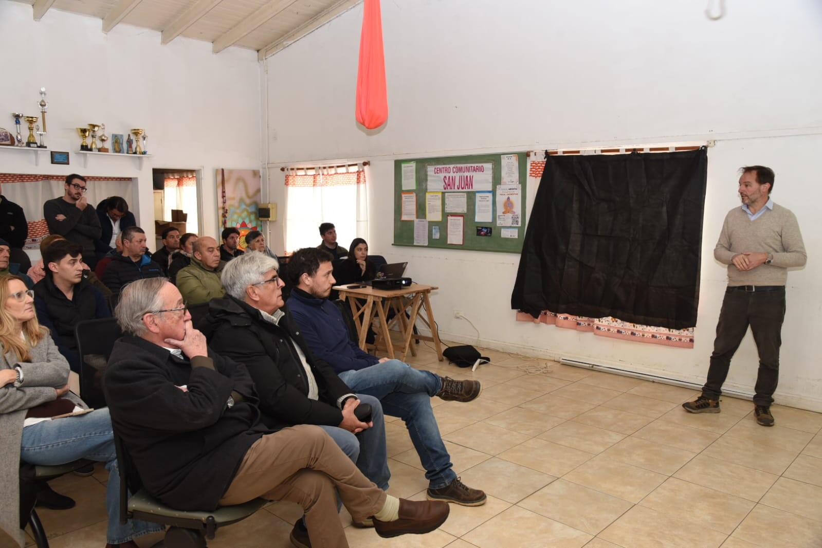 Ante vecinos el Municipio presentó el proyecto hidráulico integral para solucionar los problemas de anegamientos en la zona de Arco Iris