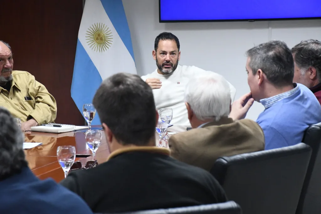 reunionapis2-1024x683.webp Plan menos impuestos más inversión en Salta