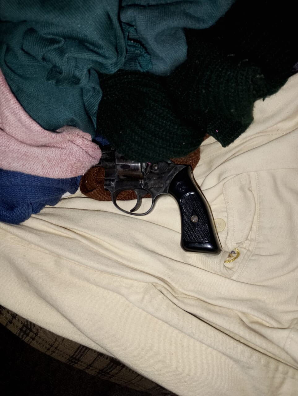 revolver.jpg Dos detenidos y el arma secuestrada