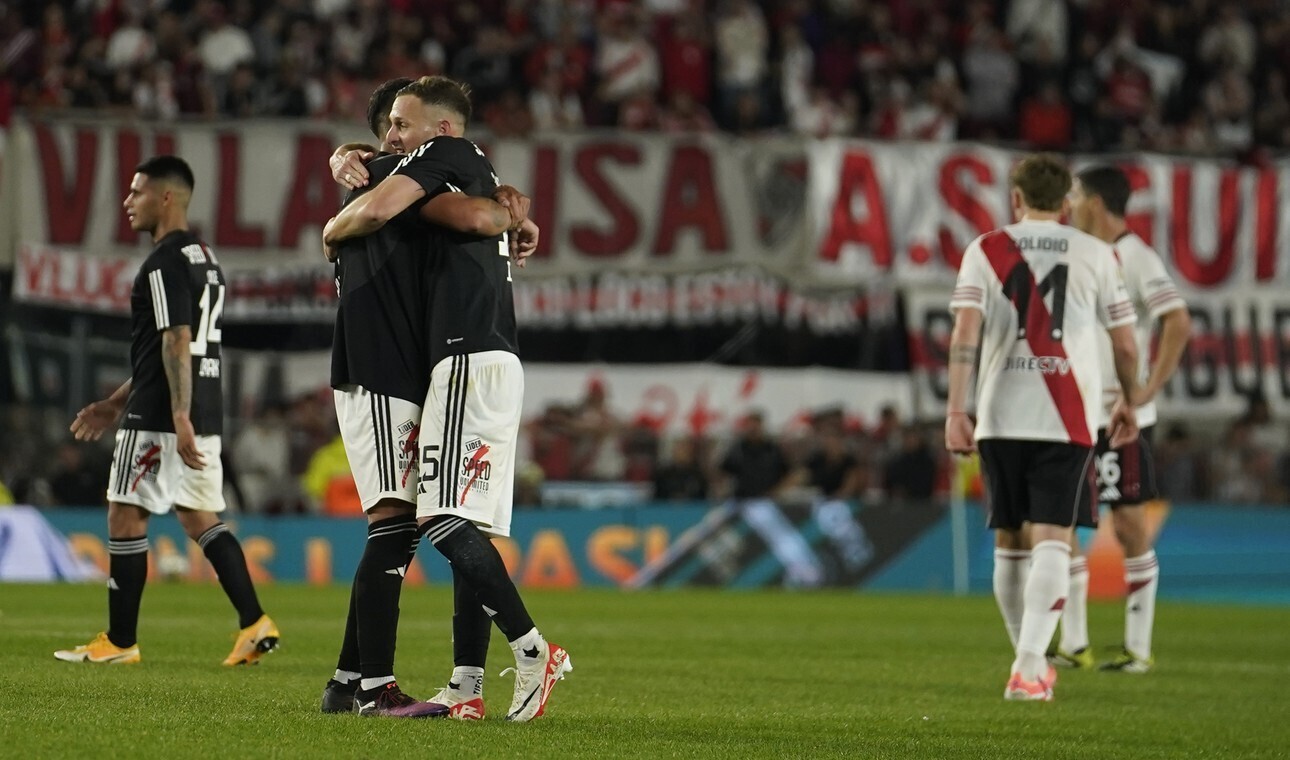El aplicado Riestra ganó en el Monumental. Justo empate en Avellaneda