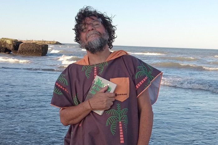 Carlos Ríos publicó Diario de los Chapuzones, con aroma y sonido oceánico