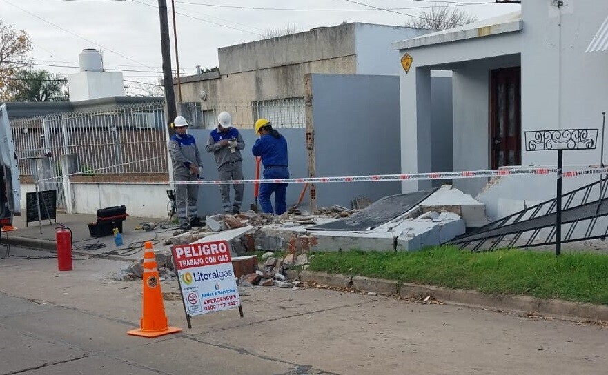 Violento impacto: un camión chocó contra el frente de una vivienda