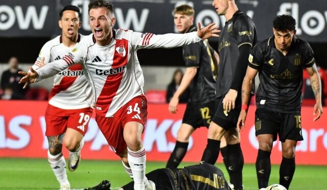 Fútbol: River ganó en La Plata y sigue como líder de la Zona B