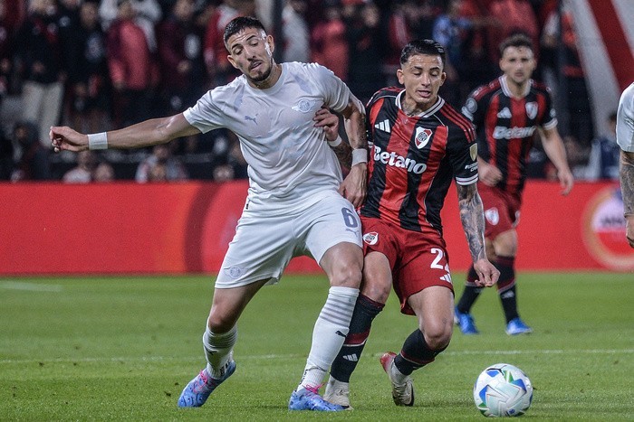 River obligado a ganarle a Libertad. Ayer, Estudiantes pasó a cuartos