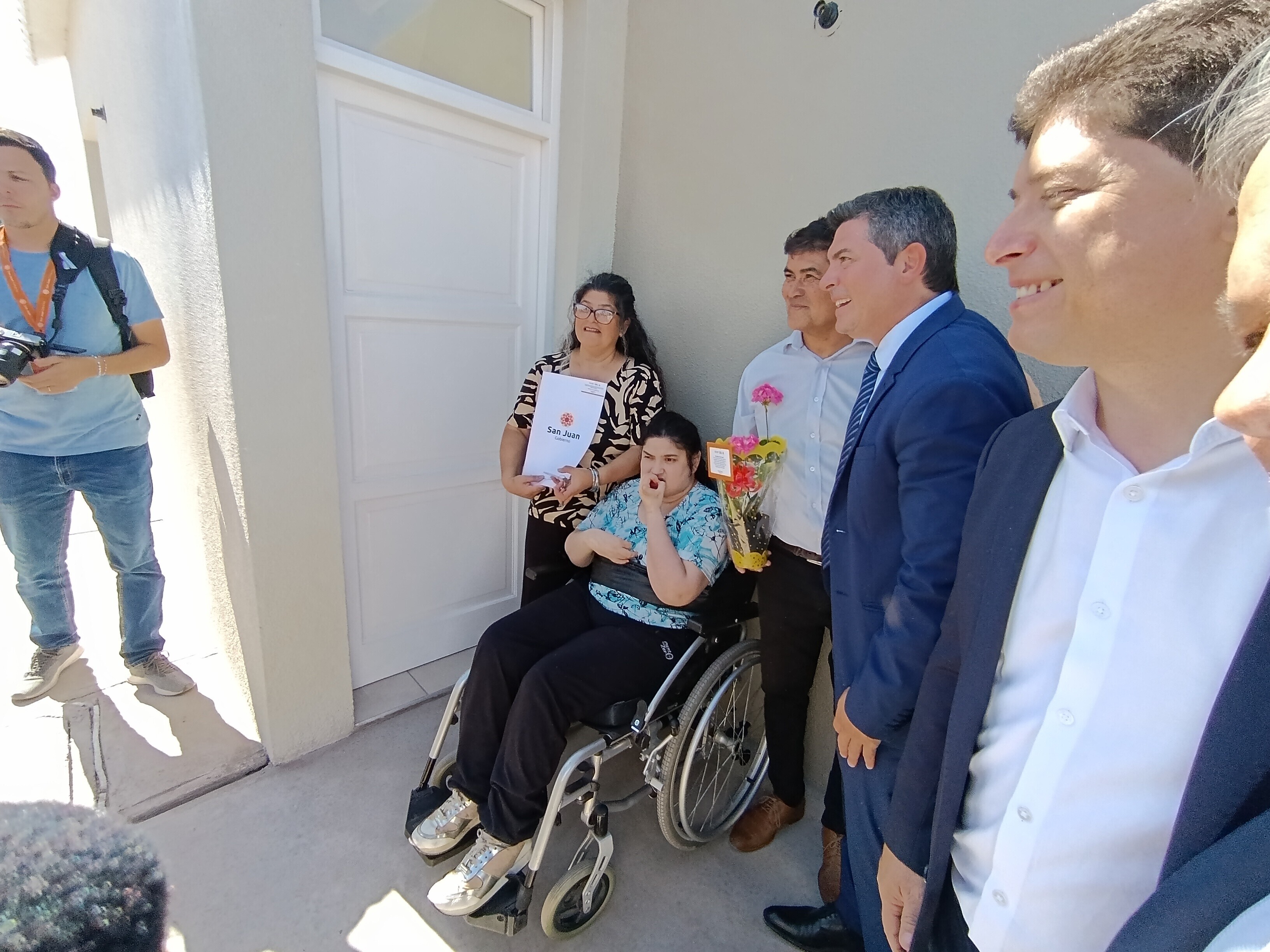 Orrego entregó las llaves de sus flamantes viviendas a familias de Santa Lucía