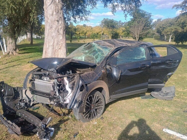 Tres adolescentes volcaron en un campo y resultaron ilesos en Los Quebrachitos