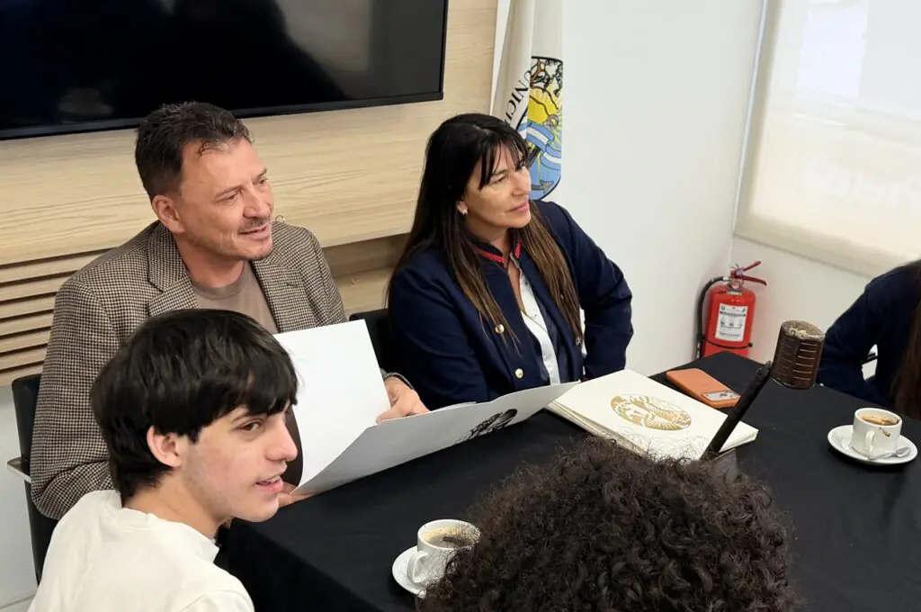 Raimundo distinguió a los alumnos del Colegio San Carlos