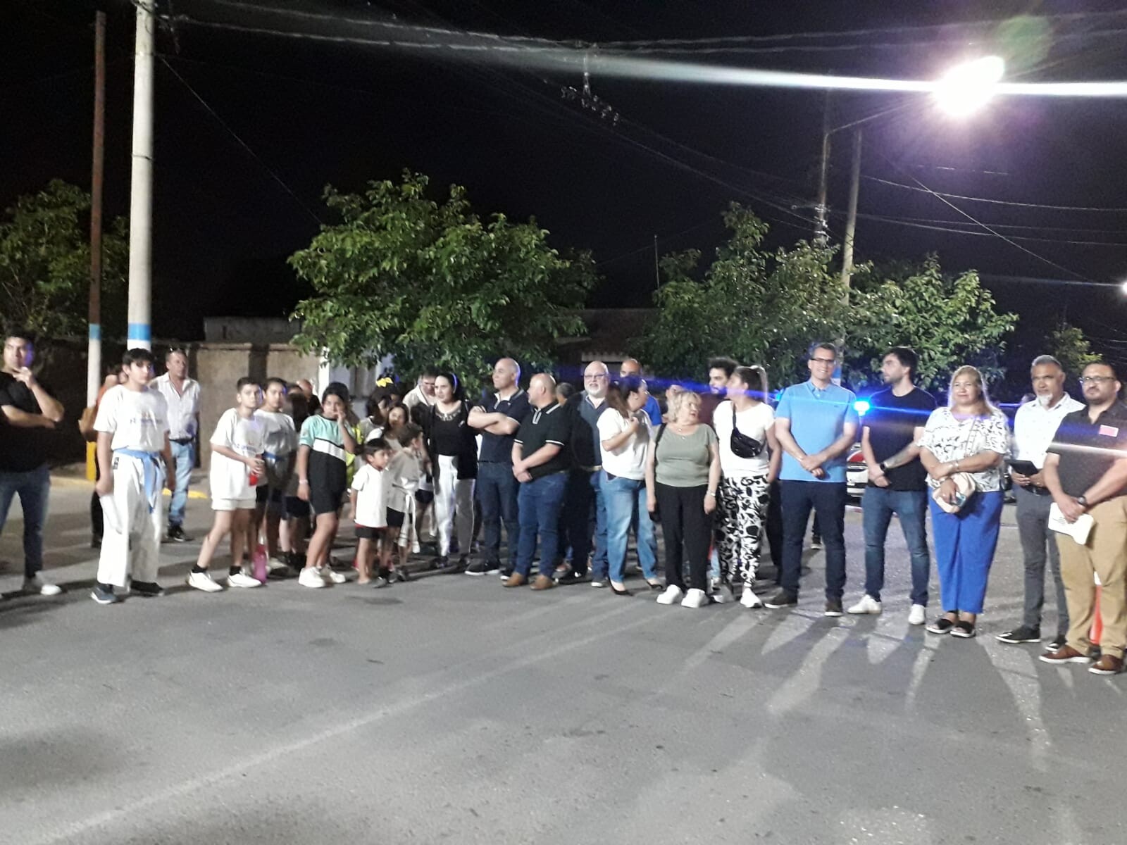 El intendente de Rawson,Carlos Munisaga puso en funcionamiento nuevas luminarias Led en otro  barrio de Rawson del departamento.