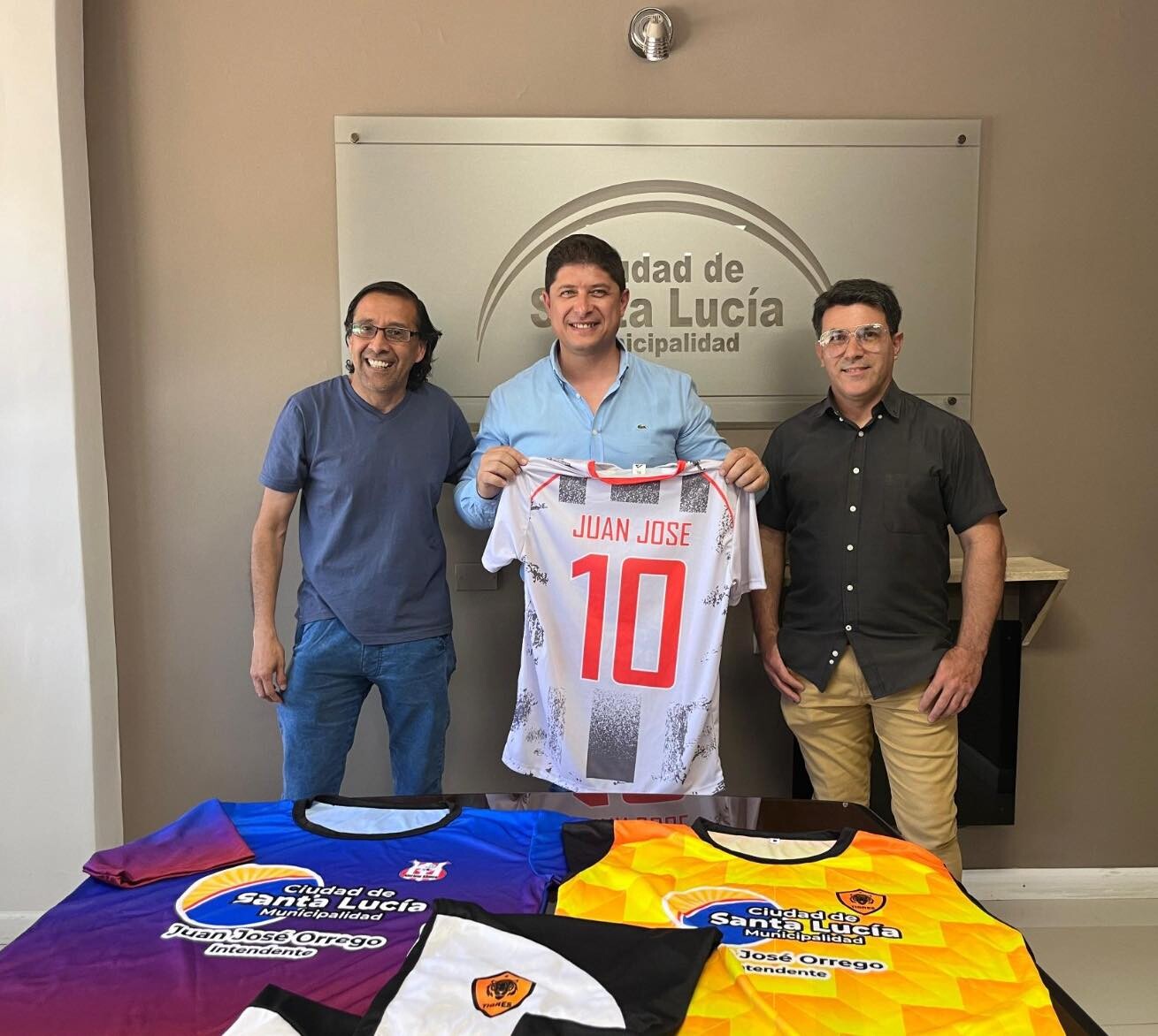 El intendente de Santa Lucia,Juan José Orrego, reafirmó su compromiso con el deporte local haciendo entrega de nueva indumentaria deportiva.
