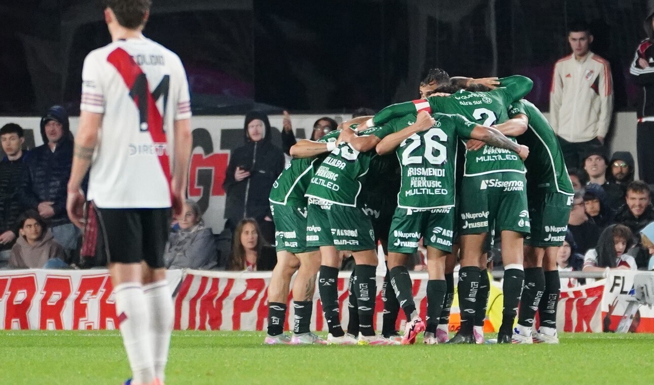 Sarmiento le ganó a River y calentó el Monumental. El Diablo no levanta