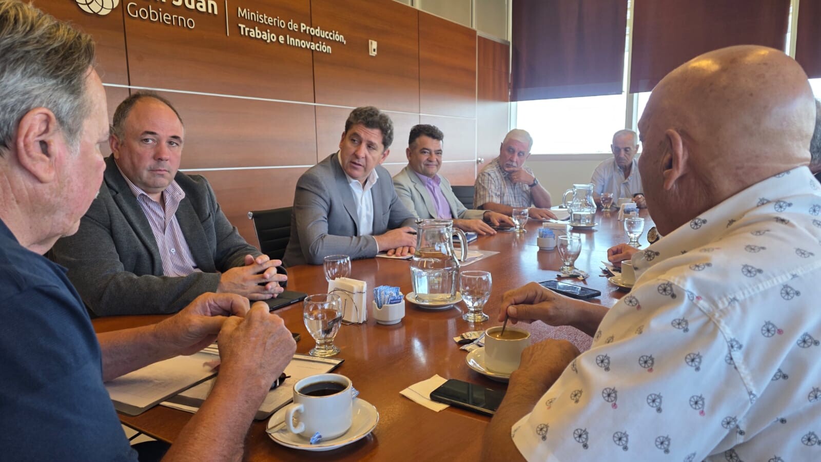 Encuentro de la cartera productiva con Cámaras de Viñateros