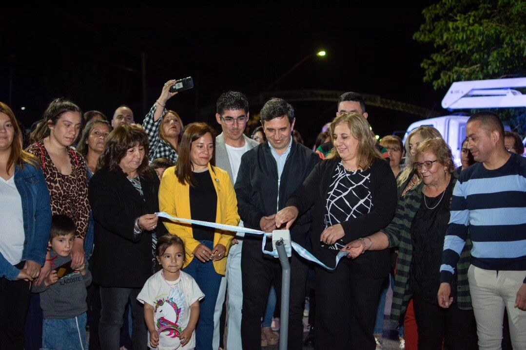 La Intendente de San Martin ,Analía Becerra, encabezó la inauguración de los nuevos semáforos en la intersección de las calles Rawson e Independencia, en Villa Dominguito.
