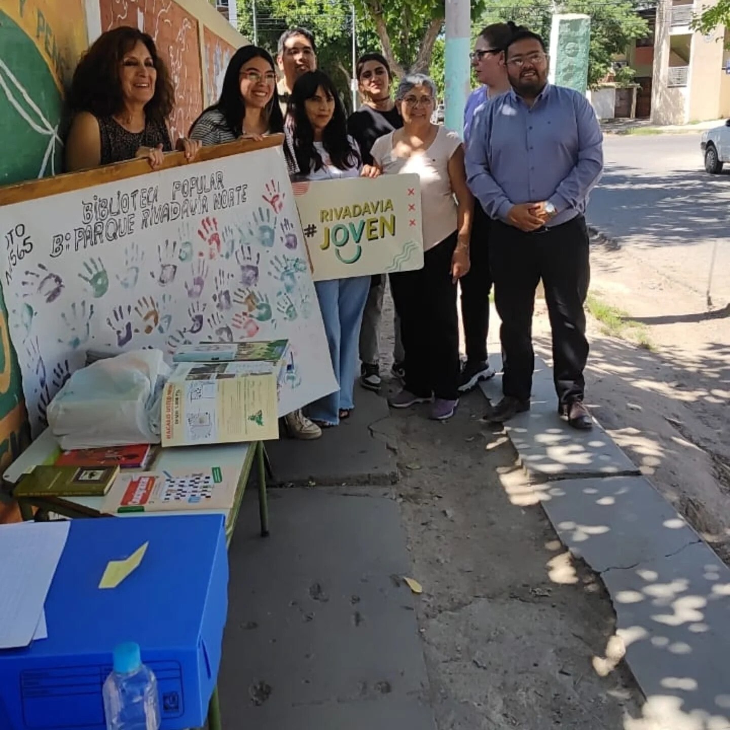 Con la firme convicción de fomentar la solidaridad y la conciencia ambiental, desde la Dirección de Educación, Empleo y Juventud, se puso en marcha el proyecto «Un libro por una semilla» en Rivadavia.