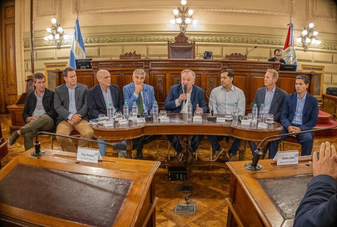 Reunión para evaluar acciones de reactivación de la empresa Lácteos Verónica