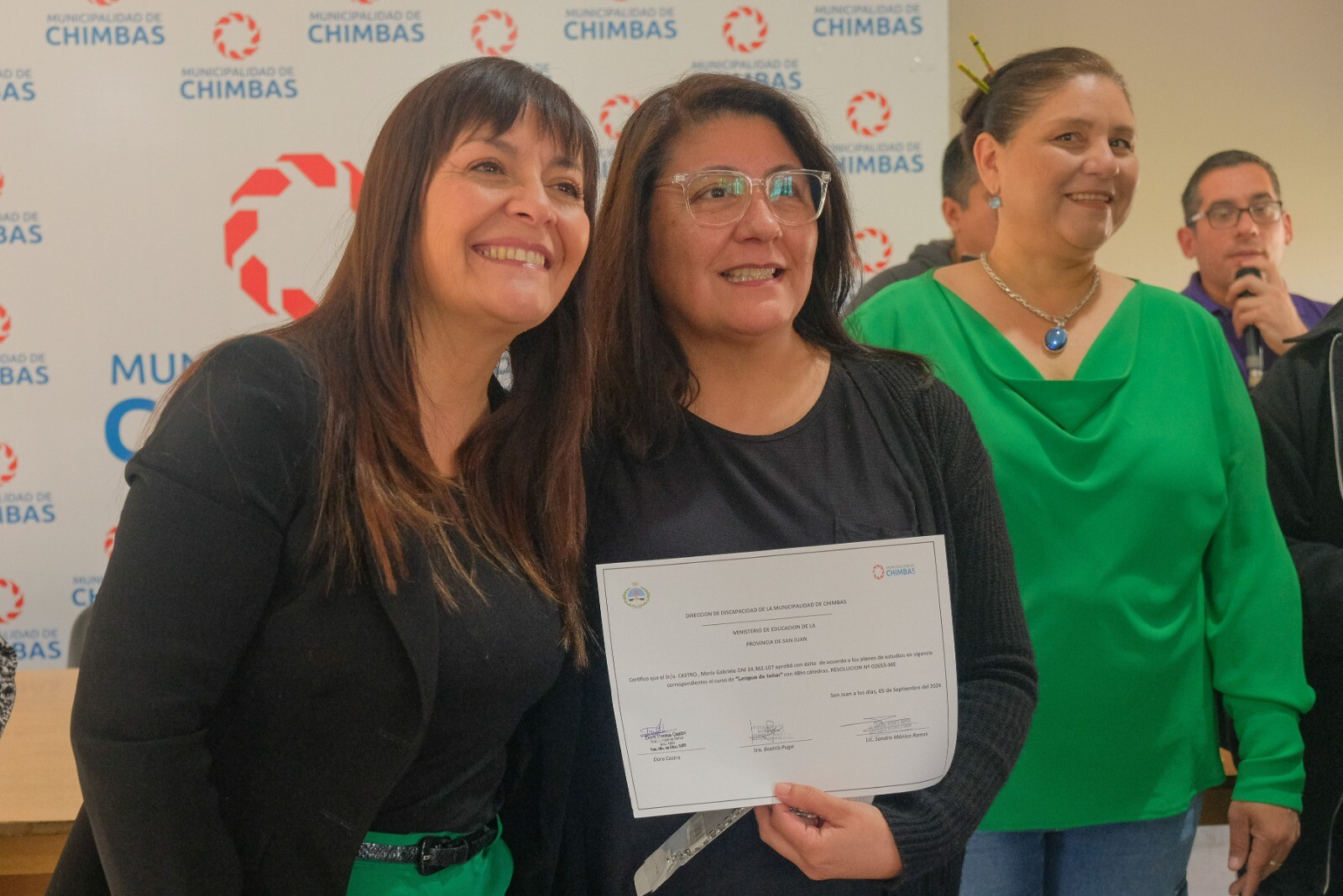 La intendenta de la ciudad de Chimbas,Daniela Rodriguez hizo  entrega de certificados del Curso de Lengua de Señas a vecinos y vecinas que culminaron exitosamente esta capacitación que estuvo abierta para todo público y que fue totalmente gratuita