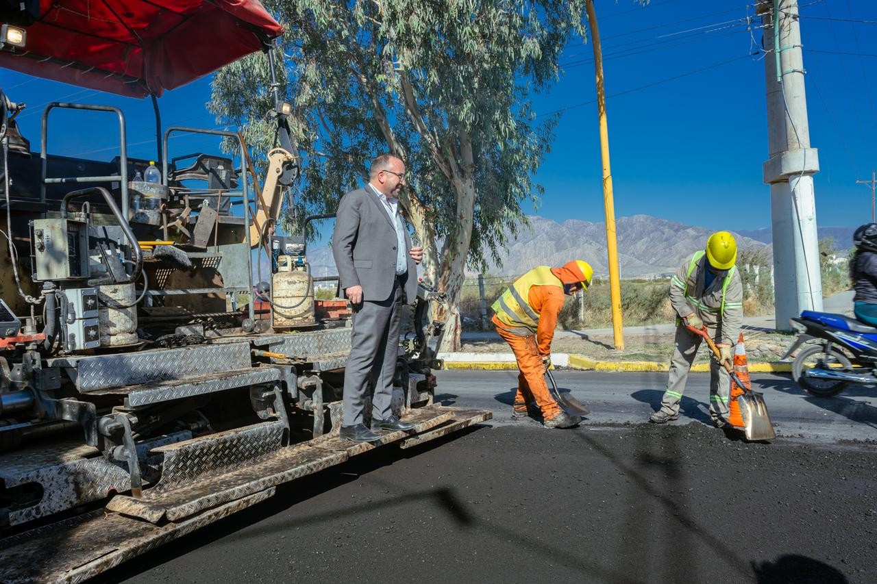 RIVADAVIA: comenzaron las obras de repavimentación en calle Comercio