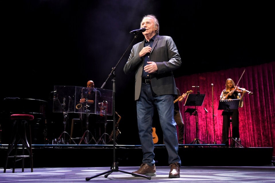 serratmovistararena.jpg Serrat fue galardonado en Catalunya con el Premio KM 13.774