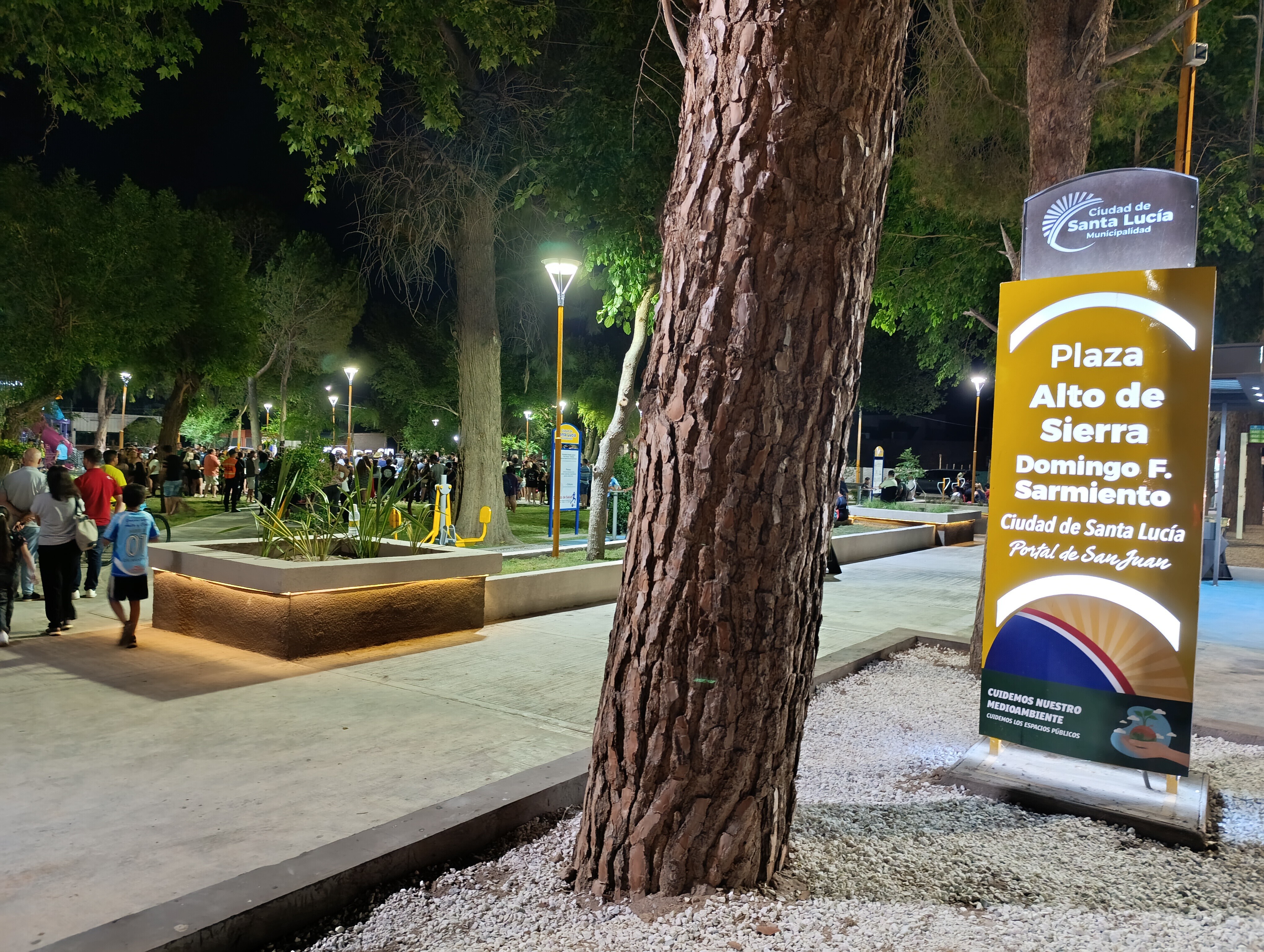 Con una inversión de fondos propios de 45 millones de pesos el intendente de Santa Lucia,Juan Jose Orrego dejo inaugurada las obras de remodelación de la plaza de Alto de Sierra