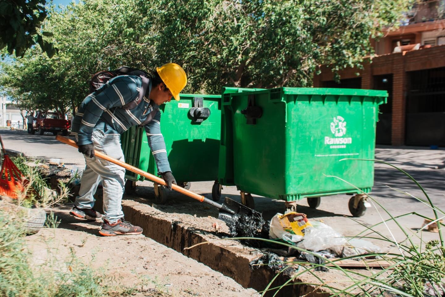 La Municipalidad de Rawson refuerza su campaña de lucha contra el mosquito transmisor del dengue mediante operativos en diferentes barrios del departamento.