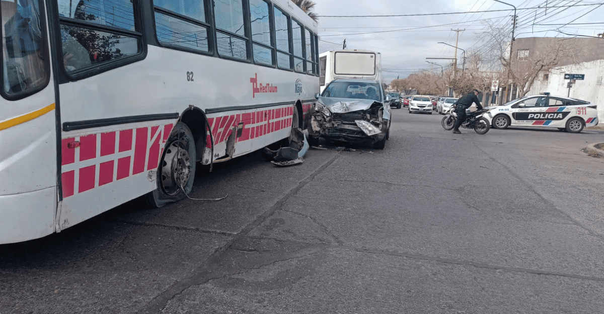 Una camioneta impactó contra un colectivo de la línea 242 en el centro.