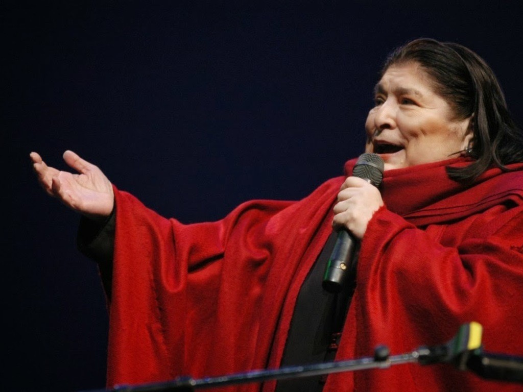 A 90 años de su natalicio, se homenajea a Mercedes Sosa en el Colón