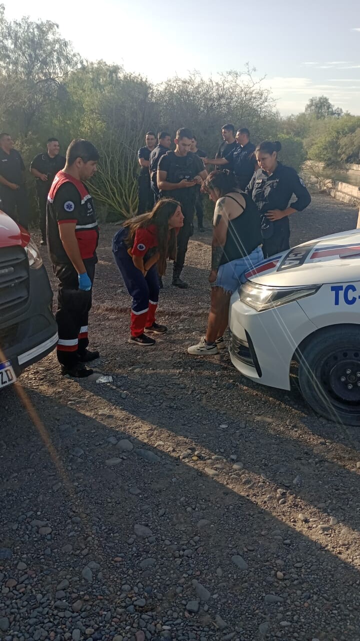 Una Mujer con intenciones de quitarse la vida, se arrojó a un canal