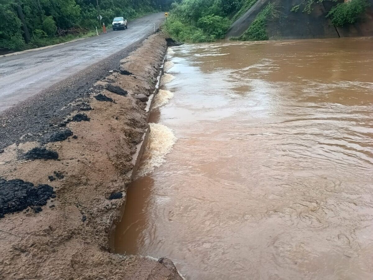 CORTARON EL TRÁNSITO EN EL PUENTE TABAY POR LA CRECIDA DEL ARROYO