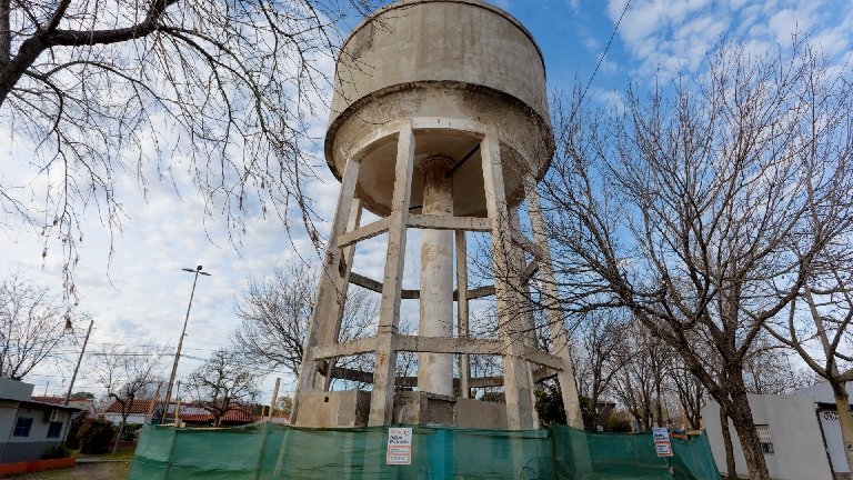 Berazategui: Realizan trabajos de renovación en el tanque de agua del barrio AOT